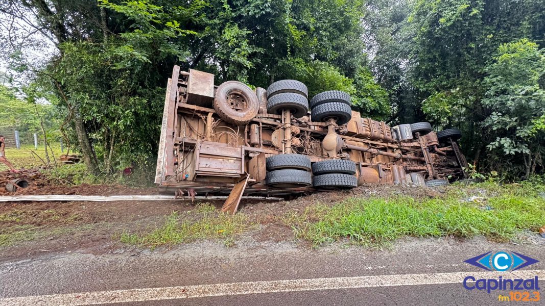 Caminhão sai da pista e tomba na SC-154; motorista é encaminhado ao hospital