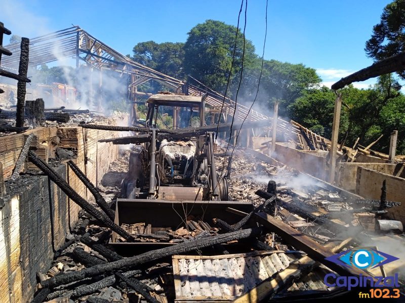 Incêndio de grandes proporções destrói galpão e trator no interior de Vargem Bonita