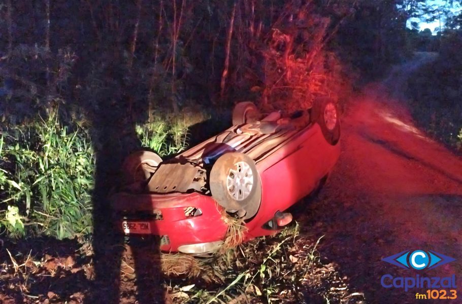 Carro sai da pista e capota no Meio-Oeste