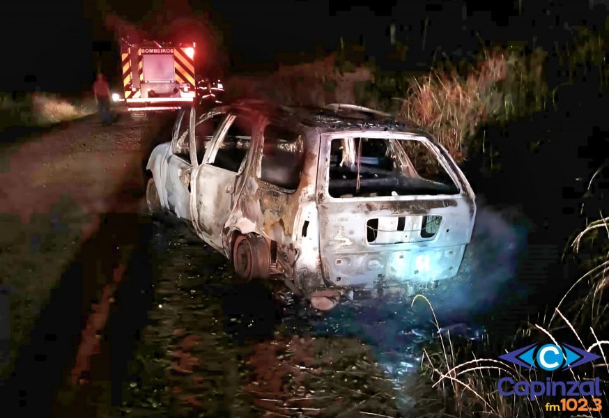 Veículo é completamente destruído por incêndio no interior de Curitibanos