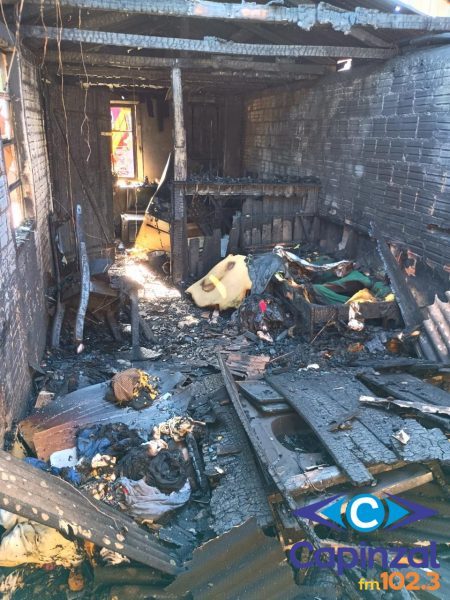 Bombeiros combatem incêndio em residência no município de Monte Carlo