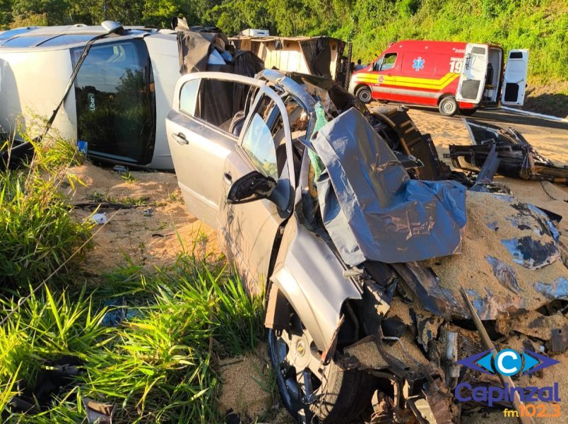 Acidente entre carros e caminhão deixa dois mortos e feridos na BR-282, no Oeste de SC