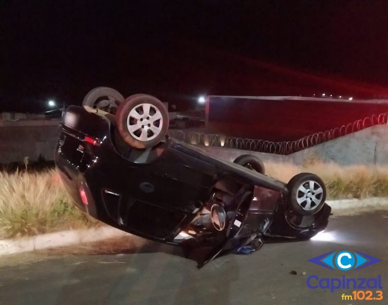Capotamento em via pública deixa motorista ferido em Curitibanos