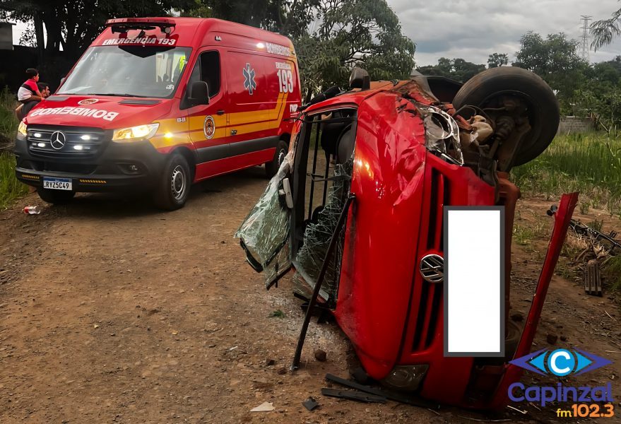 Colisão entre dois carros seguida de capotamento deixa idoso ferido no  Oeste de SC