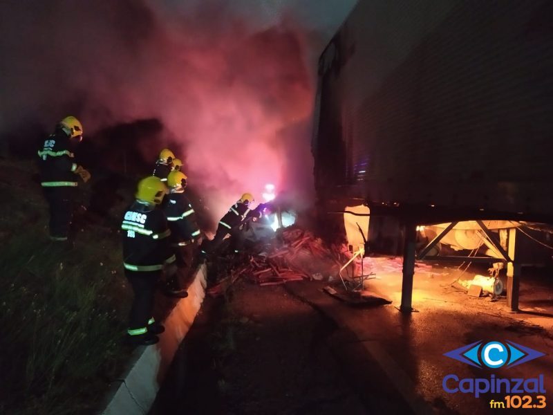 Colisão entre carro e carreta seguida de incêndio deixa dois mortos na BR-153, em Água Doce