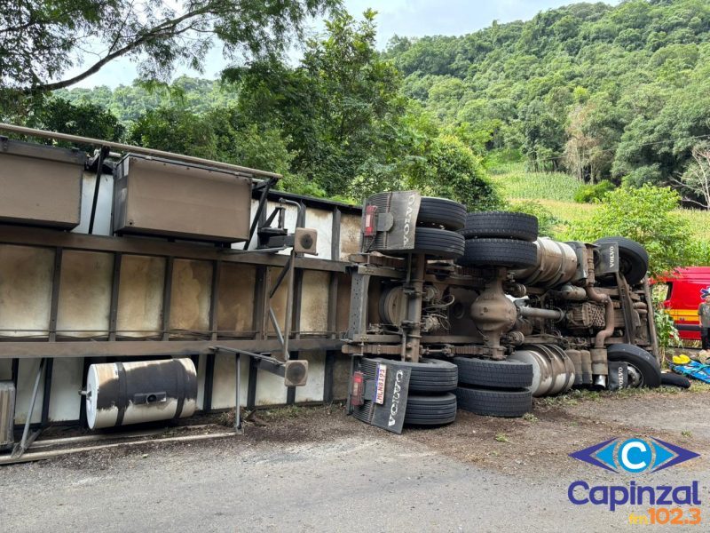 Caminhoneiro é resgatado após ficar preso na cabine em tombamento na SC-283, em Seara