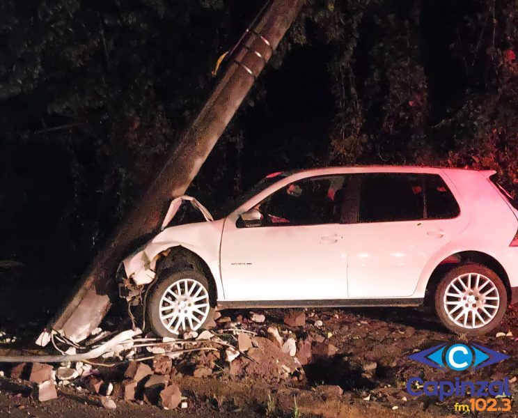 Carro colide contra poste e motorista foge antes da chegada dos Bombeiros em Videira