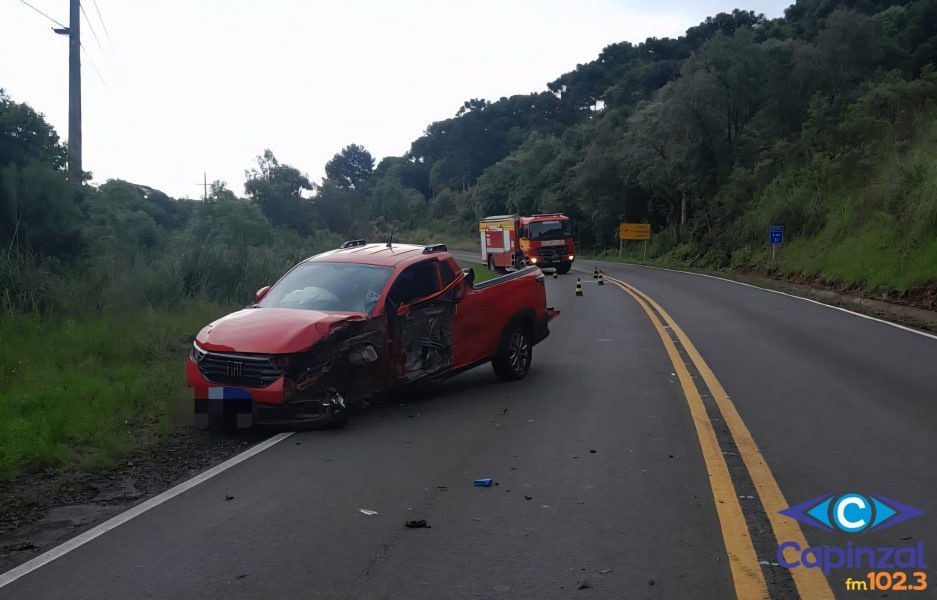 Motorista de picape é socorrido pelos Bombeiros após colisão na SC-150