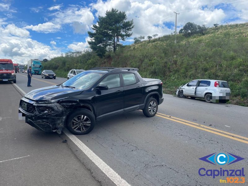 Colisão entre carro e picape é registrada na BR-470