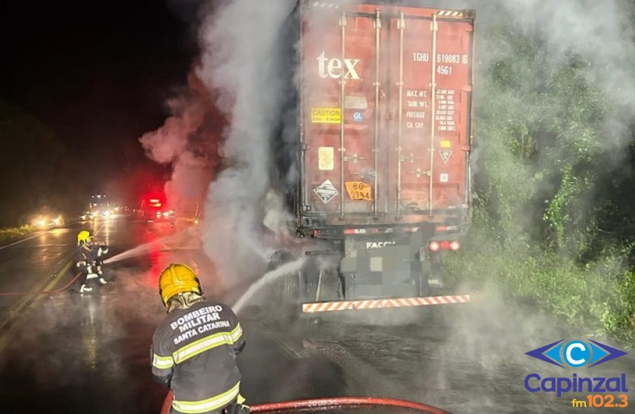 Princípio de incêndio atinge rodado de carreta carregada com baterias na BR-282, em Joaçaba