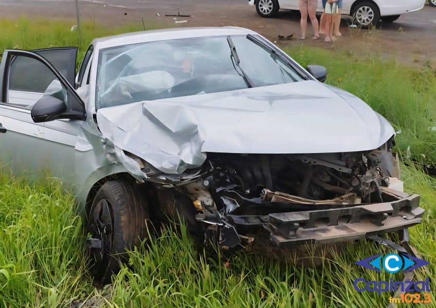 Mulher é socorrida após colisão entre veículos na BR-282 em Campos Novos