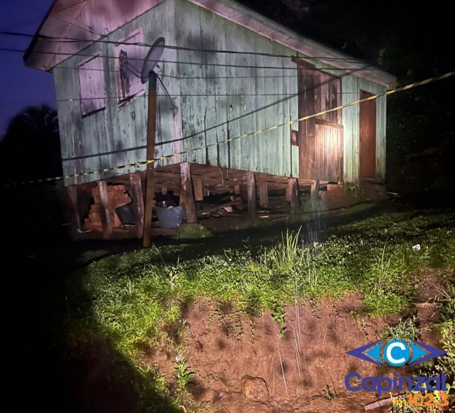 Deslizamento atinge residência em Santa Cecília e duas famílias precisam deixar suas casas
