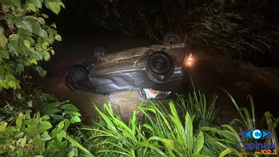 Populares agem rápido e salvam motorista de afogamento após carro cair em córrego em Joaçaba