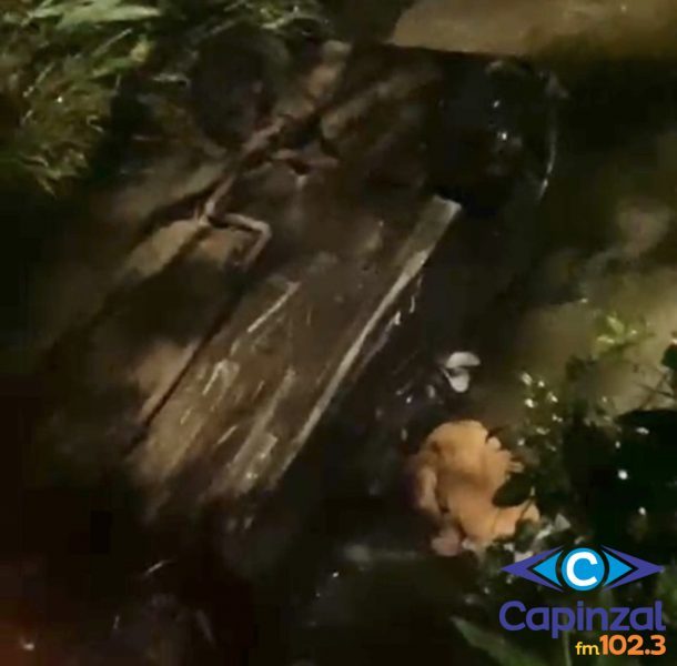 Populares agem rápido e salvam motorista de afogamento após carro cair em córrego em Joaçaba