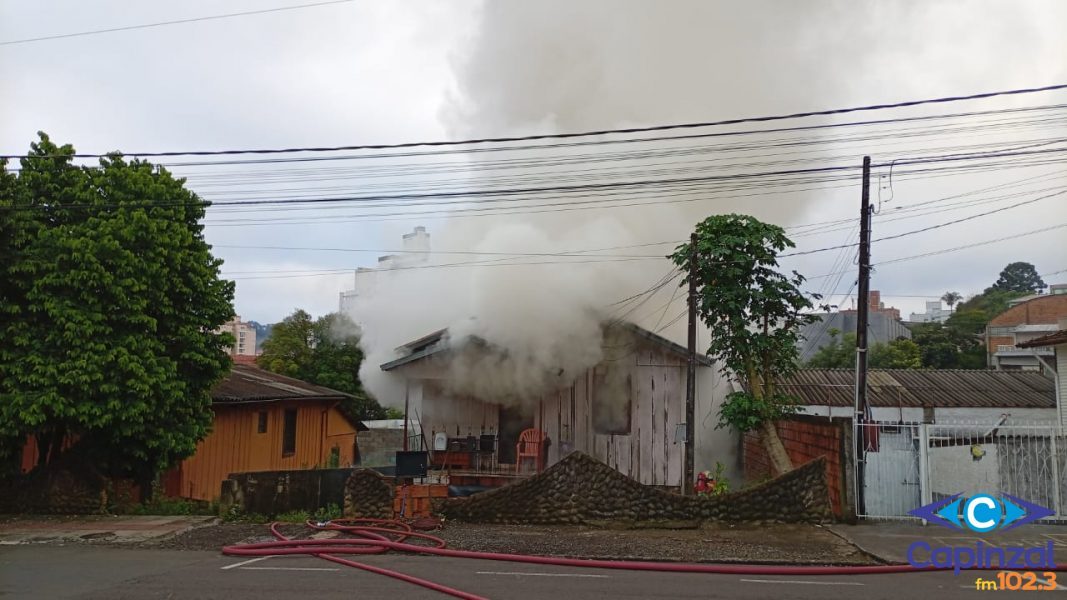 Mulher é presa após incendiar residência e encurralar dois homens em Concórdia