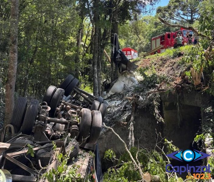 Jovem morre após carreta com placas de Catanduvas cair em ribanceira no Paraná