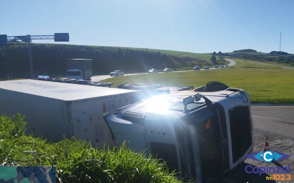 Tombamento de carreta deixa motorista ferido na BR-470, em Campos Novos