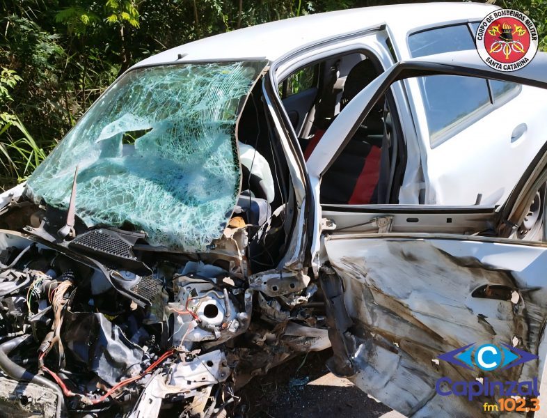 Carro fica destruído após colisão com caminhão na SC-135