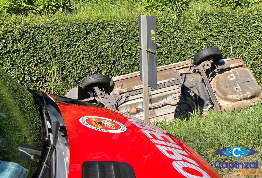 Mulher fica ferida após saída de pista e capotamento na BR-282, em Erval Velho