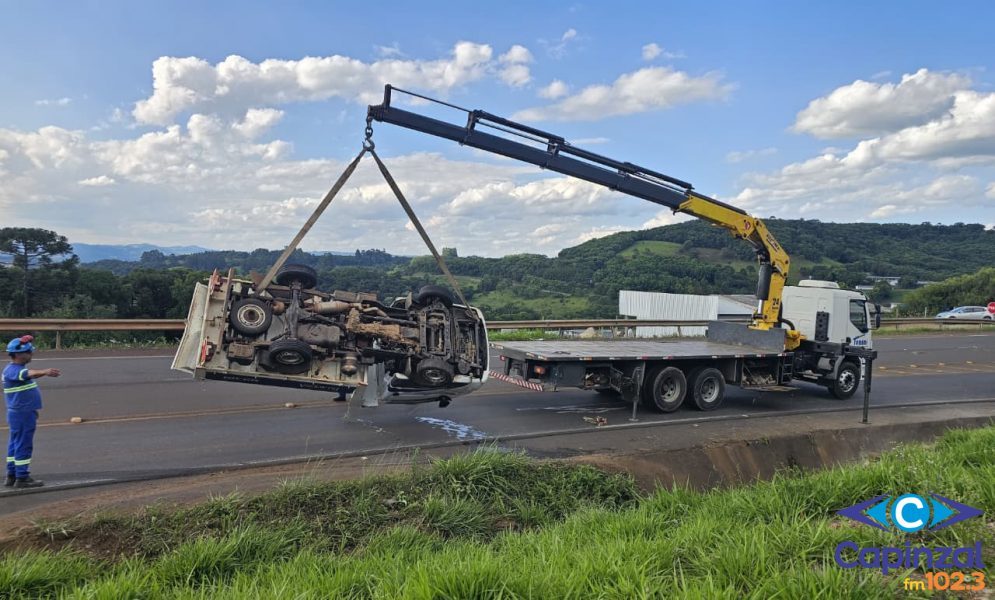 Motorista é socorrido após capotamento no Contorno Viário de Capinzal