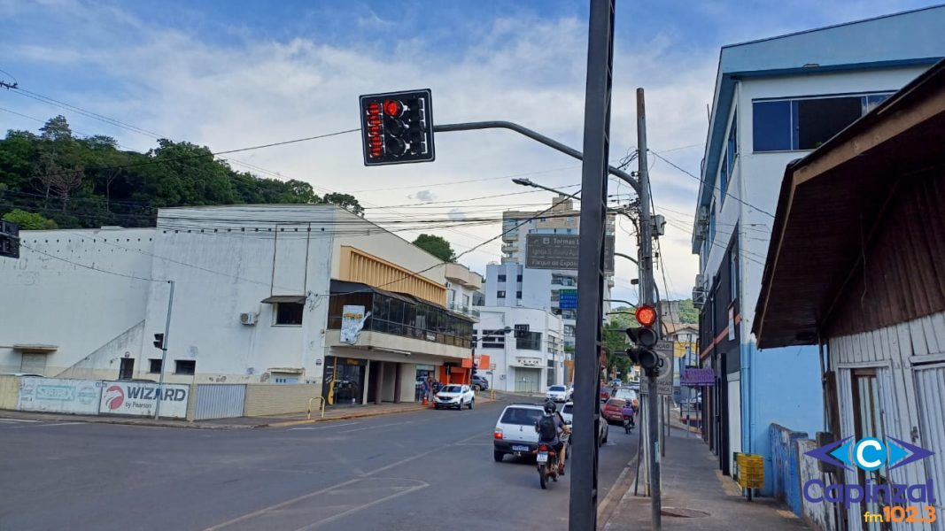 Diretoria de Trânsito reativa semáforos para fase de testes em Capinzal
