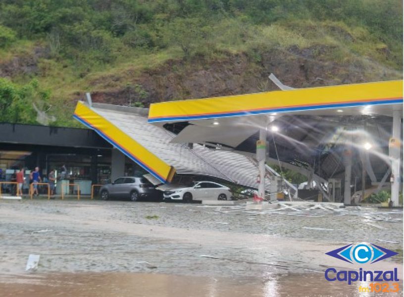 VÍDEO: Cobertura de posto de combustíveis desaba durante forte temporal em SC