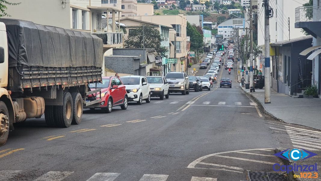 VÍDEO: Congestionamento marca fim de tarde em Capinzal e Ouro após reativação de semáforos próximos à ponte