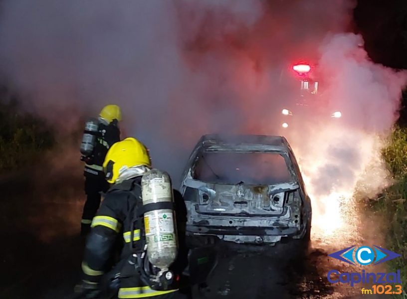 Incêndio destrói veículo na zona rural de Videira durante a noite