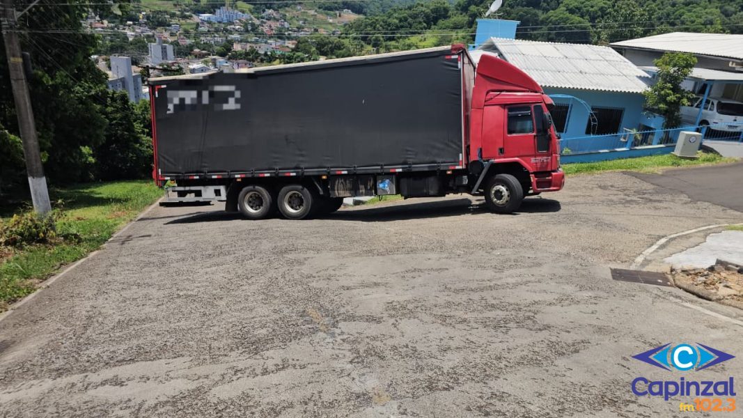 Caminhão fica atravessado em rua íngreme de Capinzal após ser "traído" pelo GPS