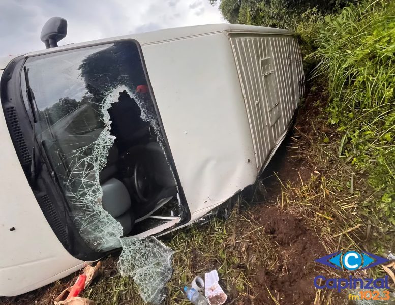 Motorista fica ferido após saída de pista de furgão na BR-153