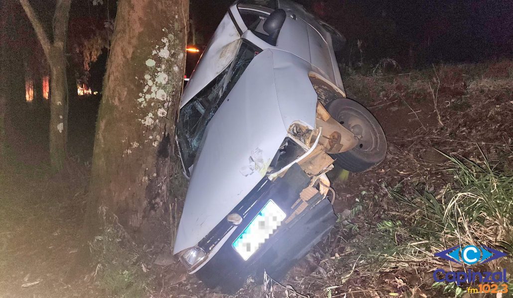 Homem fica ferido após carro sair da pista no acesso ao Distrito de Alto Alegre, em Capinzal