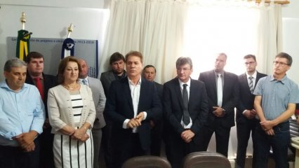 Andevir Isganzella entregando o comando do município de Capinzal ao prefeito eleito, Nilvo Dorini