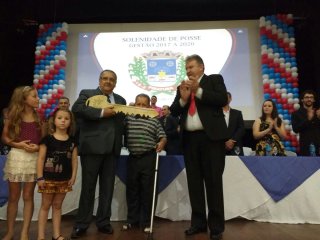 Olmir Paulinho Benjamini recebendo a chave simbólica do município de Piratuba das mãos do antecessor, Claudirlei Dorini