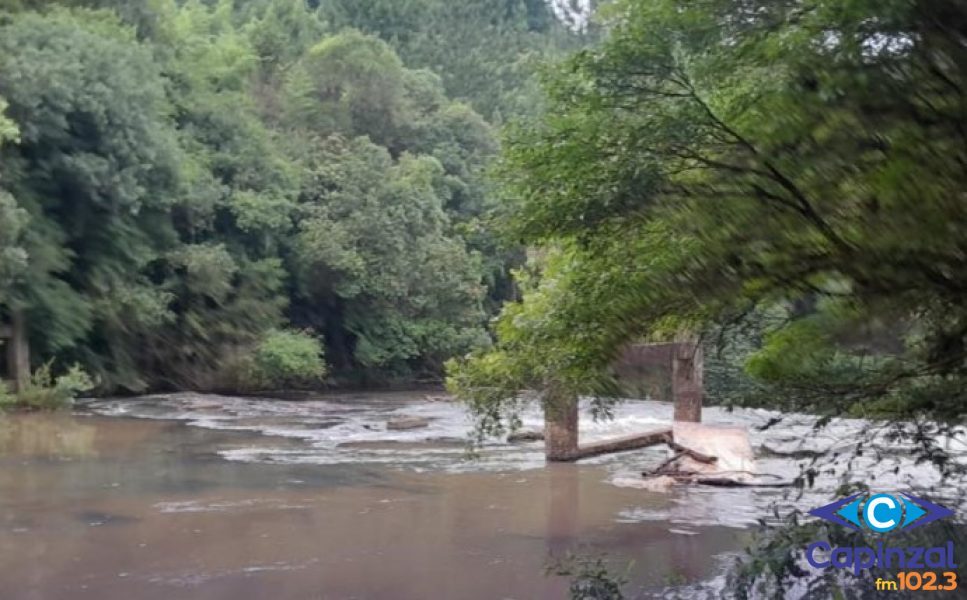Intervenção policial evita morte de homem que tentou se jogar de ponte no Meio-Oeste