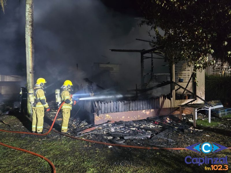 Incêndio destrói casa no Oeste de SC; homem tem 50% do corpo queimado ao tentar conter as chamas