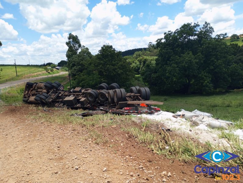 Carreta bitrem sai da pista e tomba na SC-160, no Oeste de Santa Catarina