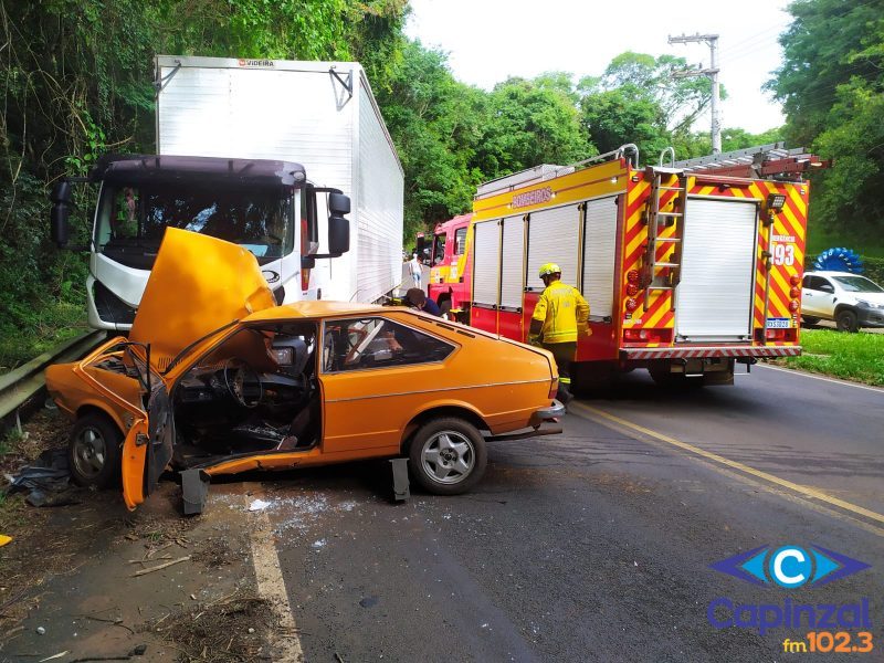 Colisão entre carro e caminhão deixa motorista preso às ferragens em Luzerna