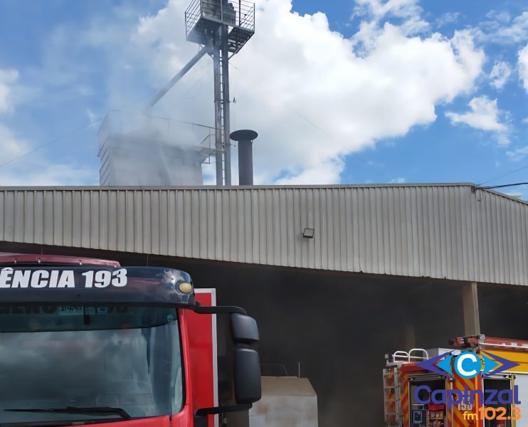 Bombeiros combatem incêndio em silo no interior de Campos Novos