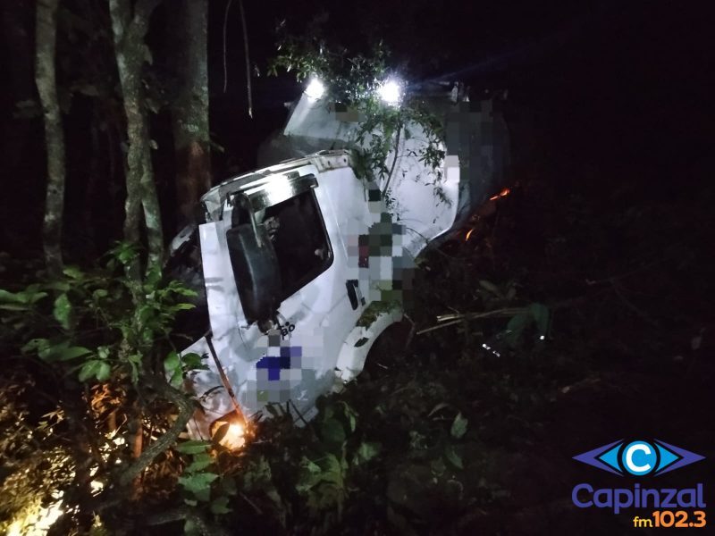 Caminhoneiro morre após saída de pista e capotamento no Oeste de SC