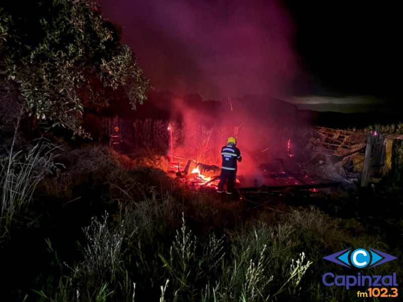 Incêndio destrói galpão em propriedade rural no interior de Catanduvas