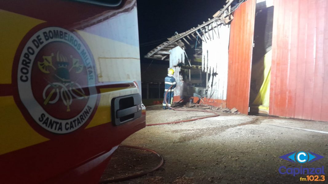 Incêndio em aviário mobiliza o Corpo de Bombeiros no interior de Capinzal