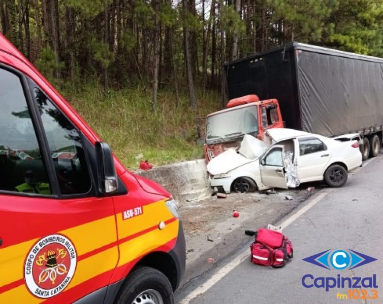Motorista morre em colisão entre carro e caminhão na SC-350