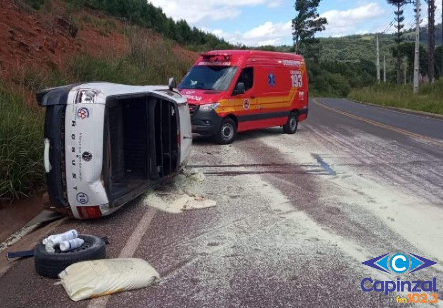 Motorista alega que tentou desviar de veículo em ultrapassagem e capotou na SC-135