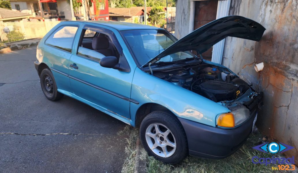 Motorista perde controle da direção e colide carro contra muro em Capinzal