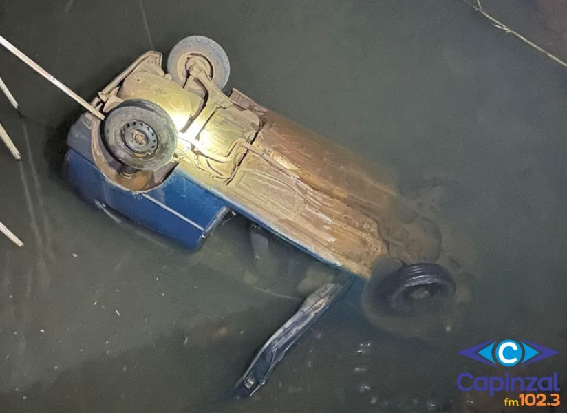 Homem é resgatado após veículo sair da pista e cair em riacho no interior de Ibicaré