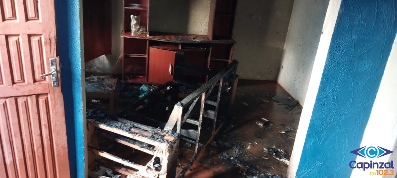 Invasor ateia fogo em sofá e mobiliza bombeiros em casa abandonada no Centro de Videira