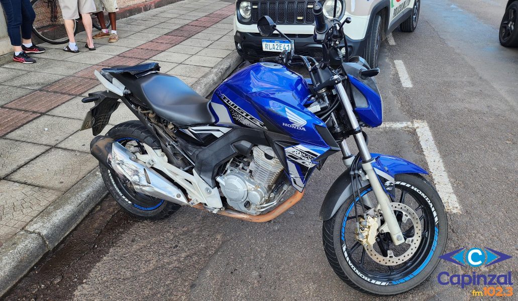 Motociclista fica ferida após colisão com carro no centro de Ouro