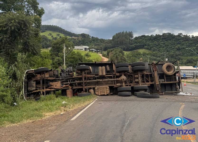 Caminhoneiro morre após capotamento na SC-155, em Seara