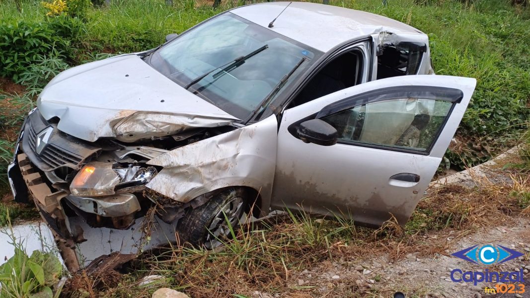 Carro sai da pista após desviar de cachorro na SC-150, em Capinzal