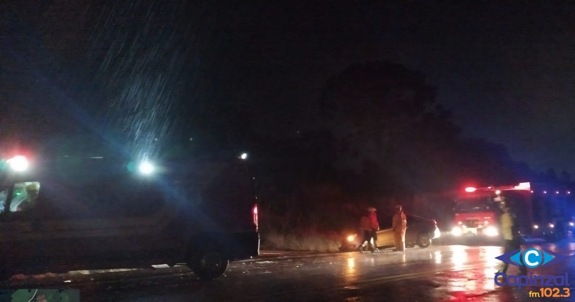 Colisão entre carro e caminhão deixa dois feridos na BR-470, em Campos Novos